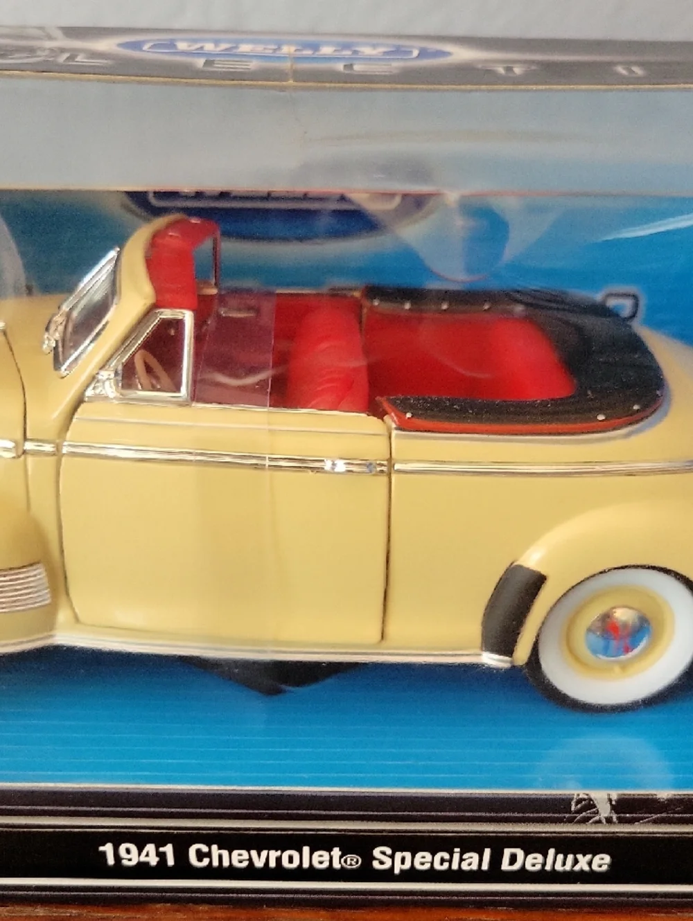 1941 Chevrolet Special Deluxe Die-Cast Convertible By Welly